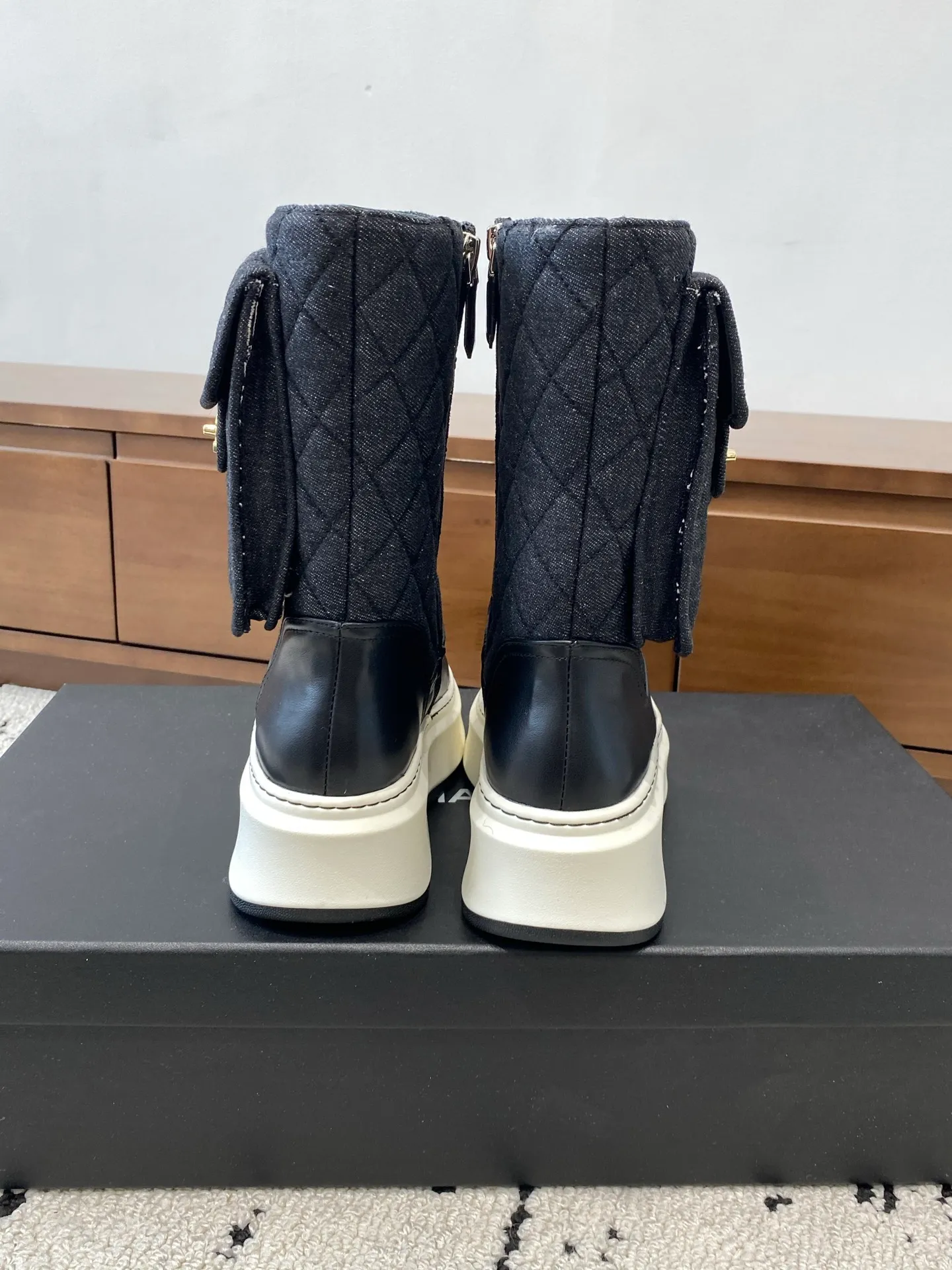 👟👟Ex-factory price 840👟👟 CHANEL 2025s autumn and winter series thick-soled high short boots, high and short are made of imported cowhide respectively, with an additional height of 5cm to show leg length. The boots follow Chanel's classic rhombus pattern, plus a small bag that can be opened to carry small things. Xiao Meimei especially likes it. This is a hot style created by Chanel this autumn and winter. With the traditional inner zipper, it is easy to put on the feet and super comfortable. It is a must-have for this autumn and winter. Upper material: imported cowhide with rhombus microfiber, washed denim ❤︎ Consistently authentic ❤︎ Outsole: original Italian TPU foam outsole Number of yards: 35-40 (40 is custom-made, non-refundable and non-exchangeable) Buy now👉 Buy now👉